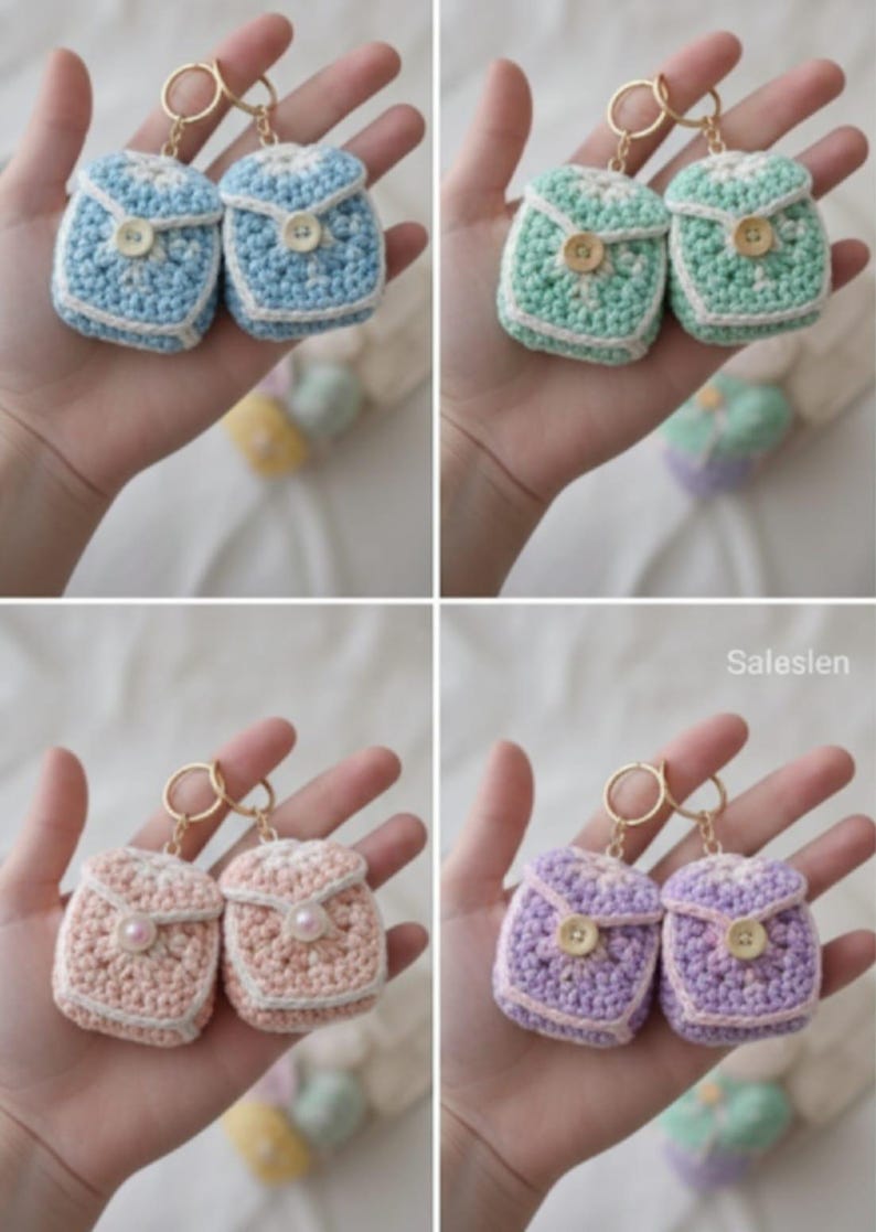 Op de afbeelding: Vier paar gehaakte rugzak sleutelhangers in pastelkleuren: blauw, groen, roze en paars. Elke sleutelhanger heeft een knoopsluiting en een goudkleurige ring. De sleutelhangers zijn handgemaakt.