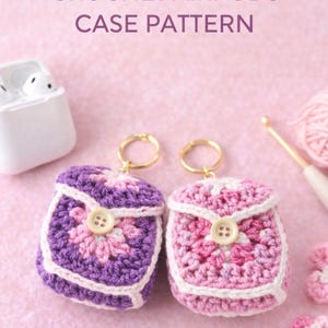 Puede incluir: Dos fundas de Airpods de ganchillo hechas a mano en morado y rosa, con llaveros dorados y botones de madera. Las fundas son cuadradas con un diseño floral. El texto "CROCHET AIRPODS CASE PATTERN" está en la parte superior.