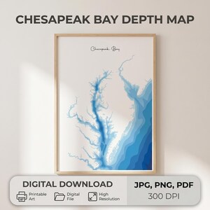 Może przedstawiać: Oprawiony wydruk mapy głębokości zatoki Chesapeake. Mapa wykorzystuje odcienie niebieskiego do zilustrowania głębokości zatoki na białym tle. Tekst "CHESAPEAK BAY DEPTH MAP" znajduje się na górze. Na dole znajduje się "POBIERANIE CYFROWE".
