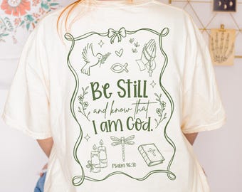 Be Still Christian Shirt PNG: Handgezeichneter Bibelvers (Digitaler Download)