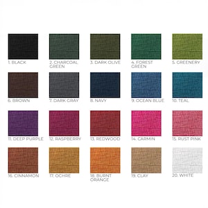 Peut inclure: Une palette de couleurs avec vingt échantillons de tissu disposés en grille. Les couleurs comprennent le noir, le vert charbon, le vert olive foncé, le vert forêt, le vert, le marron, le gris foncé, le bleu marine, le bleu océan, le teal, le violet profond, la framboise, le séquoia, le carmin, le rose rouille, la cannelle, l'ocre, l'orange brûlé, l'argile et le blanc.