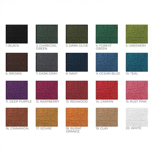 Può includere: Una tabella colori con venti campioni di tessuto quadrati con una trama visibile. Ogni campione è numerato ed etichettato con nomi di colori tra cui nero, verde carbone, oliva scuro, verde foresta, verde, marrone, grigio scuro, blu navy, blu oceano, ottanio, viola intenso, lampone, sequoia, carminio, rosa ruggine, cannella, ocra, arancione bruciato, argilla e bianco.