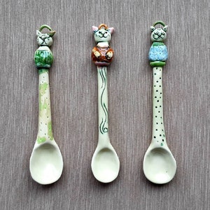 Ceramic spoon, White ceramic spoon with cat, Houswarming gift, Kitchen decor, Cat lovers gift, Handmade spoon, Foodie gift, Pottery spoon