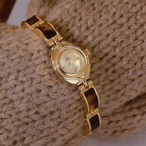 Watches for women high-end light luxury retro Quartz watch fashionable temperament accessories Bracelets women gift clock UTHAI