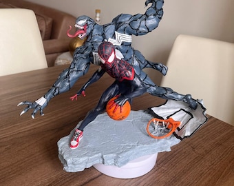 Diorama di Spider-Man contro Venom / Statua fan art fatta a mano / Espositore per statuette in resina da 28 cm