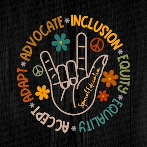 Puede incluir: Gráfico con las palabras "ADAPT, ADVOCATE, INCLUSION, EQUITY, EQUALITY, ACCEPT" que rodean un gesto con la mano. Las palabras y la mano son en tonos naranja, verde azulado y beige, con acentos de flores y signos de paz sobre un fondo negro.
