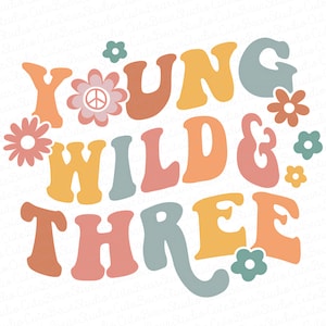 Peut inclure: Un design graphique coloré avec le texte "Young Wild & Three" dans un style rétro avec des fleurs et des signes de paix.