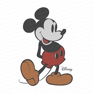Könnte beinhalten: Eine klassische Illustration von Mickey Mouse, einer beliebten Zeichentrickfigur. Mickey ist in seiner ikonischen Kleidung dargestellt: rote Shorts, gelbe Schuhe, weiße Handschuhe und schwarze Ohren. Das Disney-Logo ist unten rechts sichtbar. Die Figur lächelt und geht.