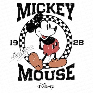 Puede incluir: Gráfico de estilo vintage con Mickey Mouse. El diseño incluye las palabras "Mickey Mouse" en una fuente desgastada, junto con el año "1928" y el logotipo de Disney. Mickey se representa en su pose clásica, con pantalones cortos rojos y zapatos marrones.
