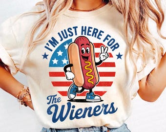 Divertido 4 de julio, solo por las salchichas (PNG), divertido perrito caliente estadounidense (PNG), diseño de camiseta del Día de la Independencia, salchichas patrióticas americanas retro (PNG)