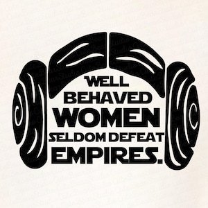 Puede incluir: Diseño gráfico en blanco y negro con la silueta de una mujer que lleva un casco con paneles laterales, con el texto "WELL BEHAVED WOMEN SELDOM DEFEAT EMPIRES."