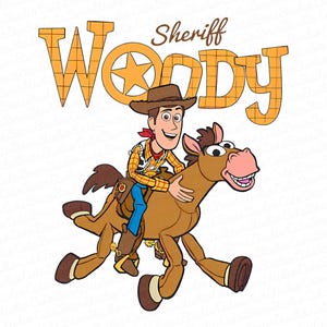 Könnte beinhalten: Sheriff Woody, ein Cartoon-Cowboy, reitet ein braunes Pferd mit einem breiten Grinsen. Der Text "Sheriff Woody" ist in gelben und braunen karierten Buchstaben.