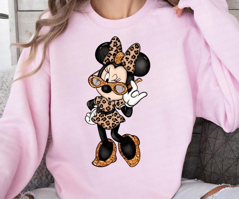 Może przedstawiać: R&oacute;żowa bluza z nadrukiem kresk&oacute;wkowej postaci Minnie Mouse w ubraniach w panterkę i okularach przeciwsłonecznych.