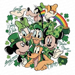 Puede incluir: Ilustración de personajes de Disney, Mickey, Minnie, Donald, Daisy, Goofy y Pluto, vestidos de verde para el Día de San Patricio. También se incluye un arcoíris y una olla de oro.