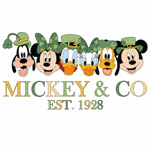 Puede incluir: Gráfico con los personajes de Disney Goofy, Minnie Mouse, Donald Duck, Daisy Duck, Pluto y Mickey Mouse, todos con sombreros y lazos verdes del Día de San Patricio. El texto "MICKEY & CO EST. 1928" está debajo.