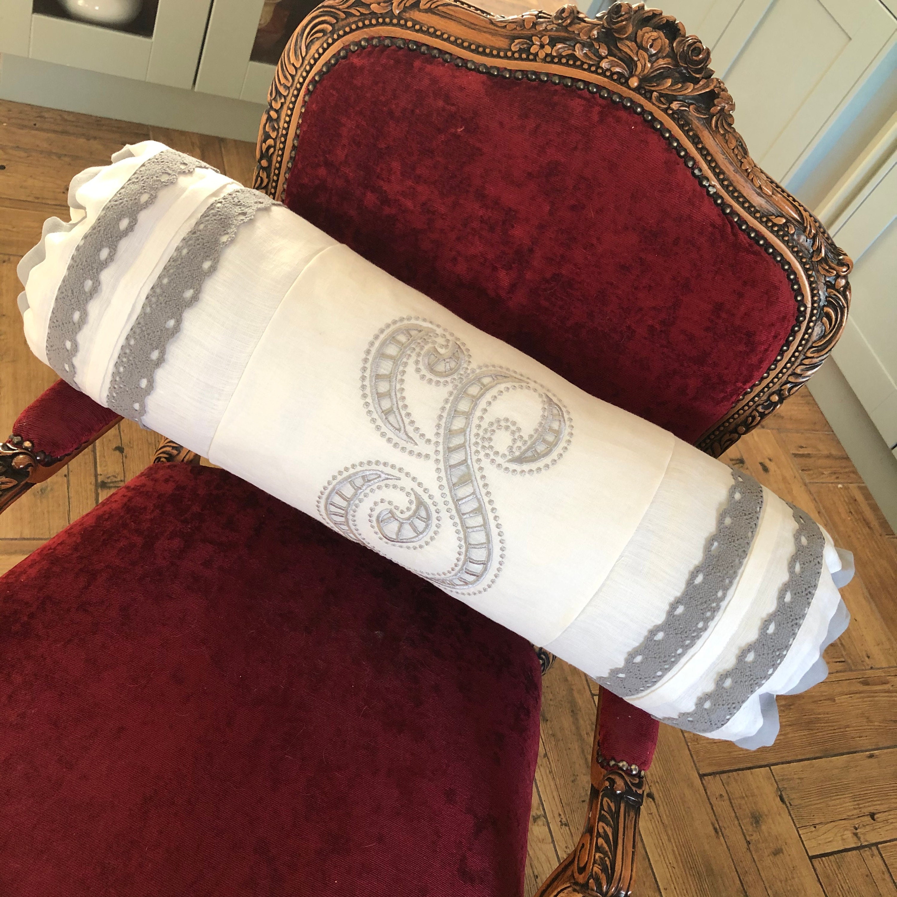 Oreiller de Traversin Personnalisé, Lin Crème Ivoire Pur, Dentelle Monogramme Brodée Coupe Grise, Ca