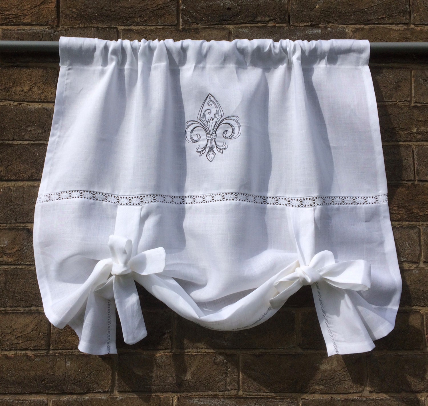 Blanc Tie Up Window Curtain Monogram, Français Style Roll Up Shade, Vintage Fleur de Lis Machine Bro