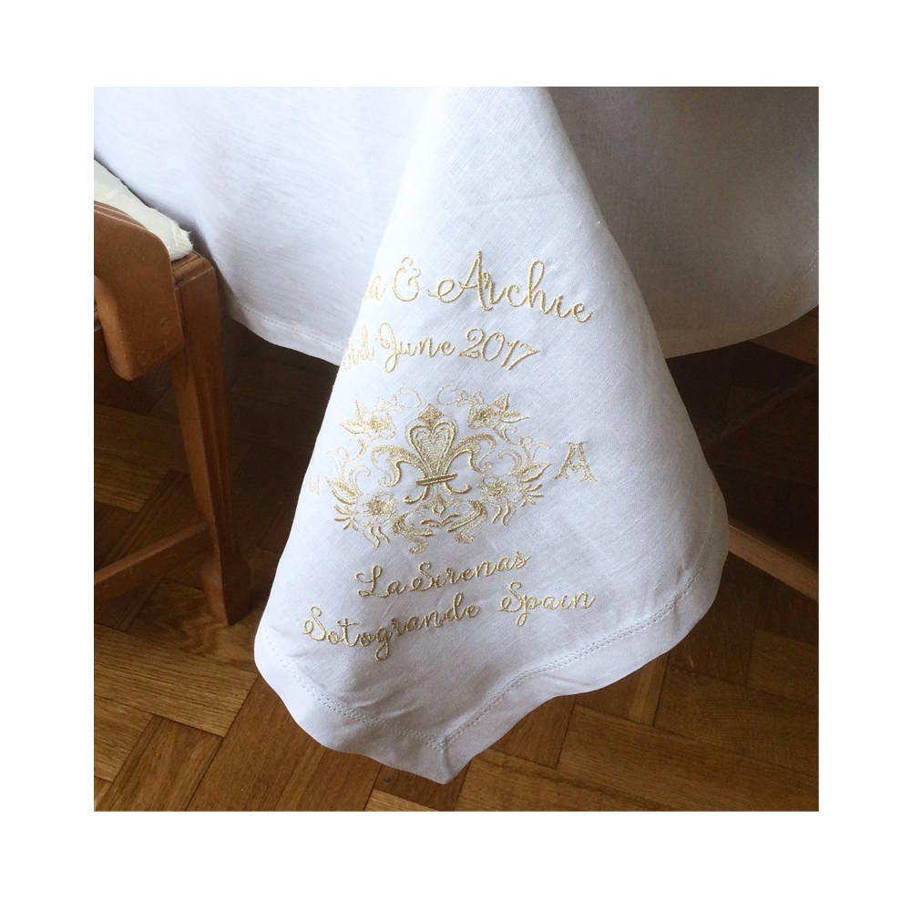 Nappe de Mariage Personnalisée, Hemstitch en Lin Blanc, Broderie Monogramme d'or Fleur Lis