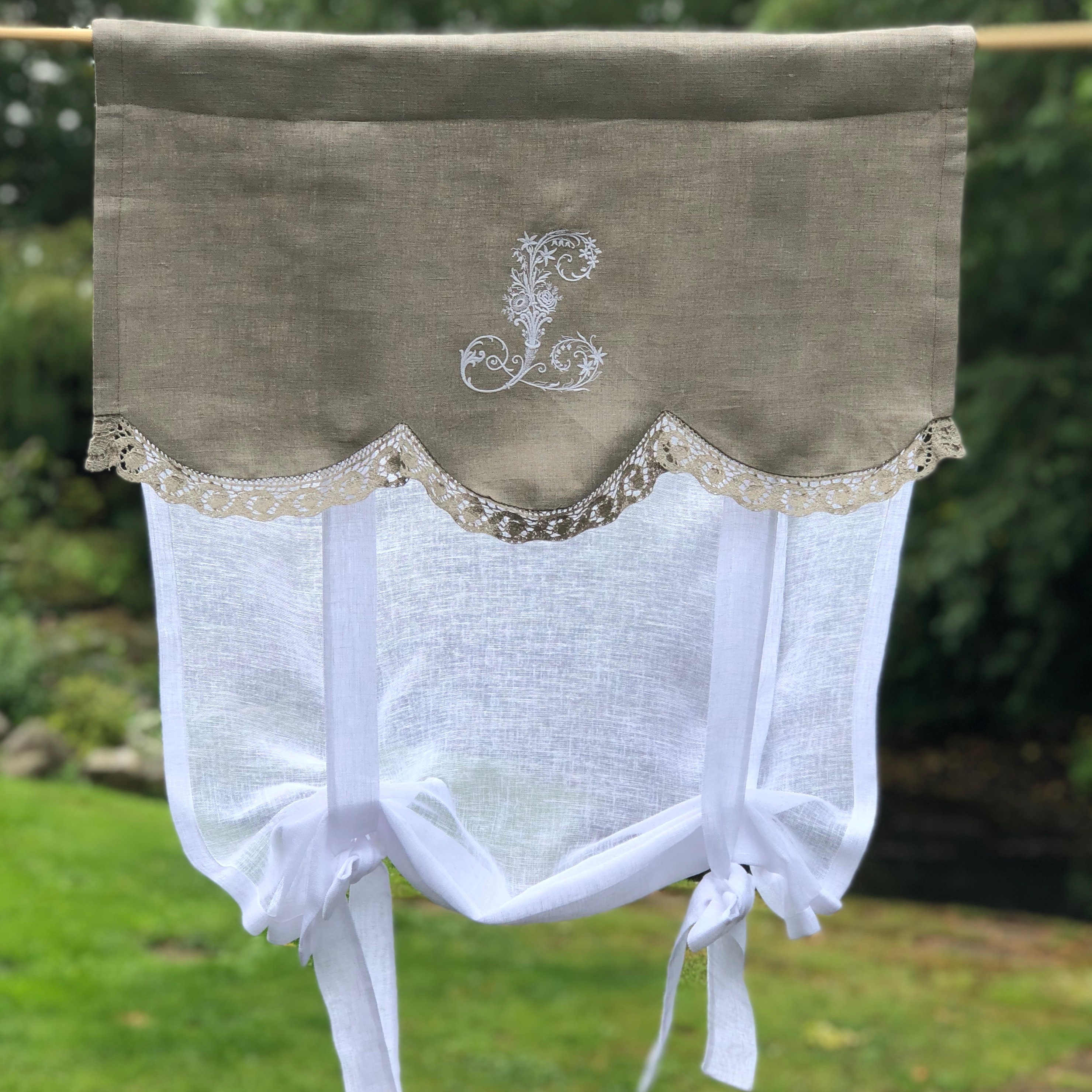 Valance de Dentelle Lin Naturelle avec Monogramme Antique