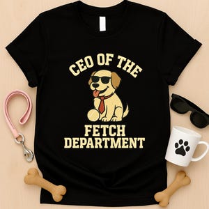 Puede incluir: Camiseta negra con un perro de dibujos animados que lleva gafas de sol y corbata. El texto "CEO of the Fetch Department" está impreso en la camiseta.