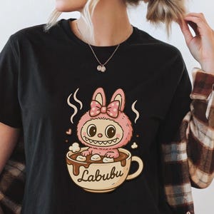Camiseta Kawaii Chocolate Quente Labubu Coelho Rosa em uma Xícara Camiseta Doce e Aconchegante Ideia de Presente Melhor Presente para um Amigo Camiseta Labubu Camiseta de Desenho Animado