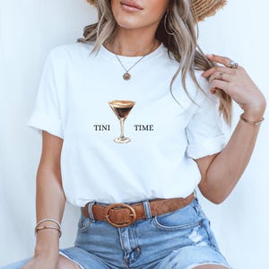 T-shirt graphique Tini Time T-shirt Espresso Martini Social Club T-shirt Espresso Martini Lover Cadeau d&#39;anniversaire Enterrement de vie de jeune fille Cadeau d&#39;été