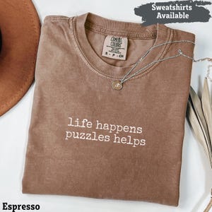 Comfort Colors® Life Happens Puzzles T-shirt « Aide aux amateurs de puzzles » Cadeau pour les passionnés de puzzles T-shirt anti-stress T-shirt « Pensée originale »