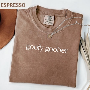 Può includere: Un cartello in legno fatto a mano con la scritta "Welcome" in un carattere giocoso. Il cartello presenta una finitura invecchiata e un design rustico, perfetto per una porta d'ingresso. Misura circa 30 cm di larghezza.