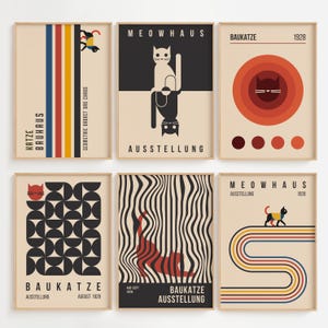 Può includere: Sei stampe artistiche incorniciate a tema gatto. Le stampe presentano disegni geometrici, illustrazioni stilizzate di gatti e testo in vari caratteri. I colori includono beige, nero, rosso, giallo e blu. Le stampe hanno uno stile vintage Bauhaus.
