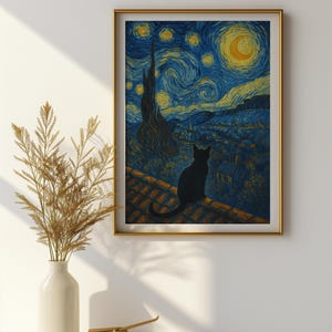 以下が含まれることがあります： 黒い猫が屋根の上に座り、渦巻く青と黄色の星が輝く夜空を見下ろしています。この絵は、フィンセント・ファン・ゴッホの「星月夜」の絵を彷彿とさせます。