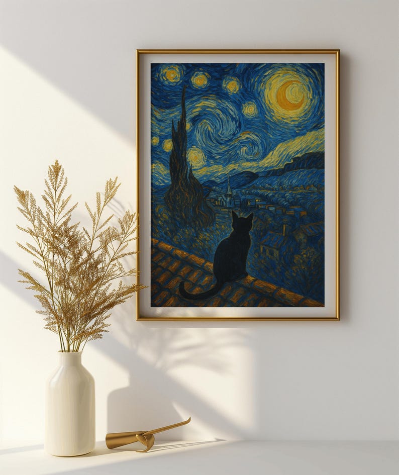 以下が含まれることがあります： 黒い猫が屋根の上に座り、渦巻く青と黄色の星が輝く夜空を見下ろしています。この絵は、フィンセント・ファン・ゴッホの「星月夜」の絵を彷彿とさせます。