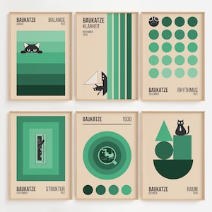 Pode incluir: Seis impressões de arte emolduradas com fundo bege. Cada impressão apresenta um design com tema de gato em tons de verde e preto, com texto incluindo "BAUKATZE" e datas. As impressões têm um estilo minimalista e geométrico.