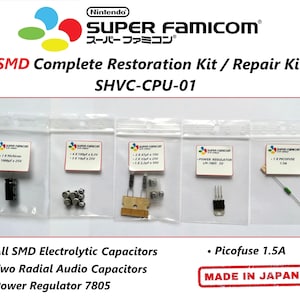 Può includere: Un kit di restauro completo per la Super Famicom SHVC-CPU-01. Il kit include condensatori elettrolitici SMD, condensatori audio radiali, un regolatore di potenza e un fusibile. Il kit è etichettato "Made in Japan".