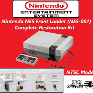 Può includere: Un kit di restauro completo per la console Nintendo NES Front Loader (NES-001). L'immagine mostra la console, un controller e vari componenti elettronici in piccoli sacchetti. Il testo sull'immagine recita "Nintendo Entertainment System".