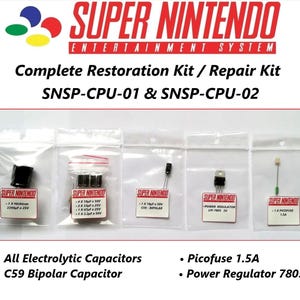 Könnte beinhalten: Ein komplettes Restaurations-Set für das Super Nintendo Entertainment System. Das Set enthält Elektrolytkondensatoren, einen Bipolar-Kondensator, einen Spannungsregler und eine Sicherung. Das Set ist mit dem Text "SNSP-CPU-01 & SNSP-CPU-02" gekennzeichnet.