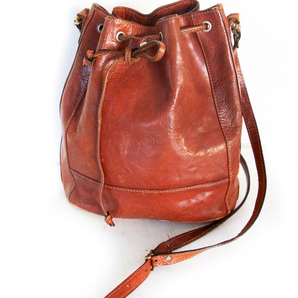 Robyn, French Vintage, 1970s Tan Leather Crossbody Drawstring Bucket Satchel Handbag, from Paris