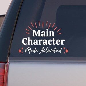 Puede incluir: Calcomanía de vinilo blanca para coche con el texto "Main Character Made Actuated". El texto es blanco con un diseño de explosión rojo encima de "Main Character" y estrellas rojas a ambos lados de "Made Actuated".