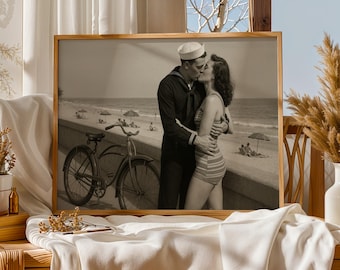 1940s Navy Sailor Kuss Foto: Vintage WWII Strand Druck (Digitaler Download)