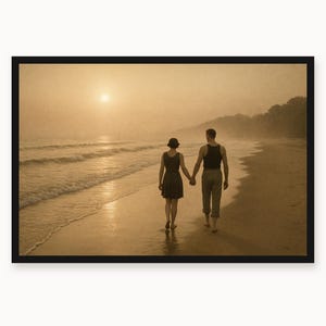 Könnte beinhalten: Ein gerahmtes, sepiafarbenes Foto zeigt zwei Personen, die bei Sonnenuntergang Hand in Hand am sandigen Ufer entlanggehen. Die linke Person trägt ein dunkles ärmelloses Kleid, die rechte Person ein dunkles Unterhemd und eine helle Hose.