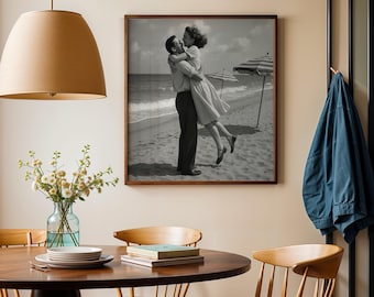 1950er Jahre Strand Paar Foto: Vintage schwarz weiss romantischer Druck (Digitaler Download)