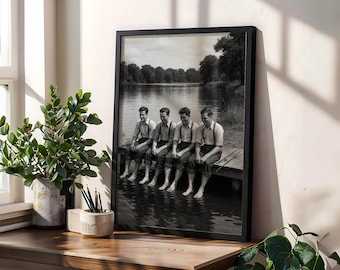 Foto d&#39;epoca in bianco e nero degli anni &#39;40 di quattro giovani uomini che pescano sul molo, scena estiva retrò all&#39;aperto, ragazzi d&#39;epoca che si rilassano in riva al lago