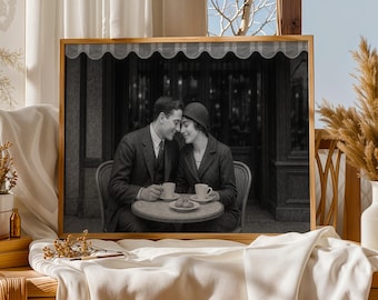 1920s Paris Café Foto: Romantisches Paar, Vintage Schwarz & Weiß (Digitaler Download)