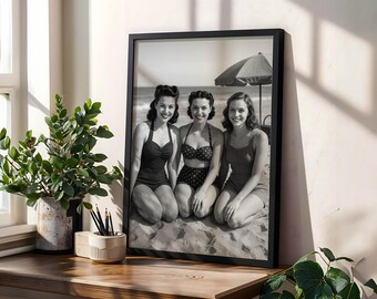 Vintage 1940er Jahre Pin-up Strandfoto, Retro Bademode, klassischer Sommer Stil, Schwarz-Weiße Kunst, Mid Century Frauen am Strand