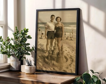 1940er Jahre Strandfoto: Paar mit Sandburg am Meer Druck (Digitaler Download)