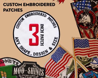 Könnte beinhalten: Gestickte Aufnäher in verschiedenen Designs und Größen. Ein auffälliger weißer Aufnäher mit einer roten "3" und dem Text "3-INCHES CUSTOM EMBROIDERED PATCHES" ist zu sehen. Weitere Aufnäher zeigen amerikanische Flaggen und Motorradmotive. Die Aufnäher sind für Kleidung und Accessoires geeignet.