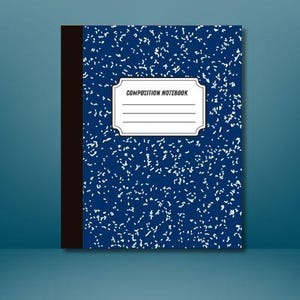 Pode incluir: Um caderno de composição com uma capa azul salpicada e uma etiqueta branca que diz "COMPOSITION NOTEBOOK". O caderno tem uma lombada preta.