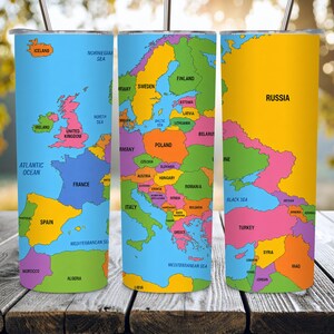 Op de afbeelding: Een cilindervormige beker met een kleurrijke wereldkaartprint. Het ontwerp toont diverse landen en wateren in verschillende tinten blauw, geel, groen, roze en oranje, met duidelijke zwarte tekstlabels voor de geografische locaties.