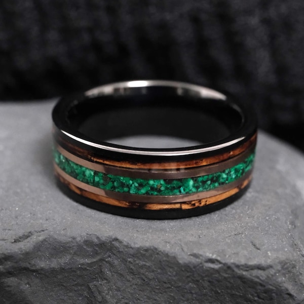 Anillo de barril de whisky carbonizado con ópalo verde, anillo de madera con ópalo verde, alianza de barril de whisky, alianza de boda para hombre de tungsteno negro con ópalo verde, anillo para hombre