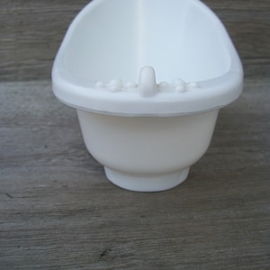 Vintage White Plastic Baby Doll Bath Tub  **
