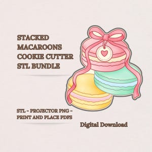 Puede incluir: Ilustración de macarons apilados en rosa, amarillo y azul, atados con una cinta rosa. La imagen incluye el texto "STACKED MACAROONS COOKIE CUTTER STL BUNDLE" y "Digital Download."